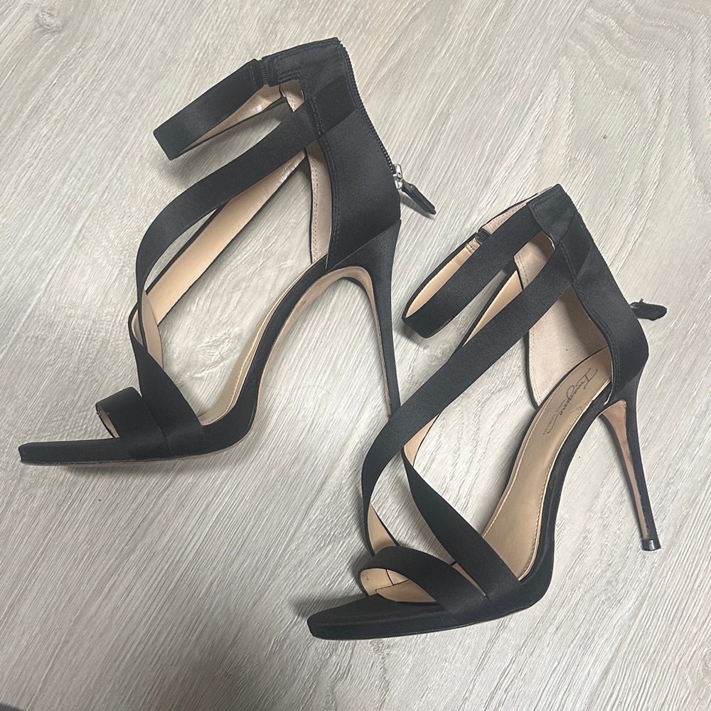 Vince camuto stunning satin heels
